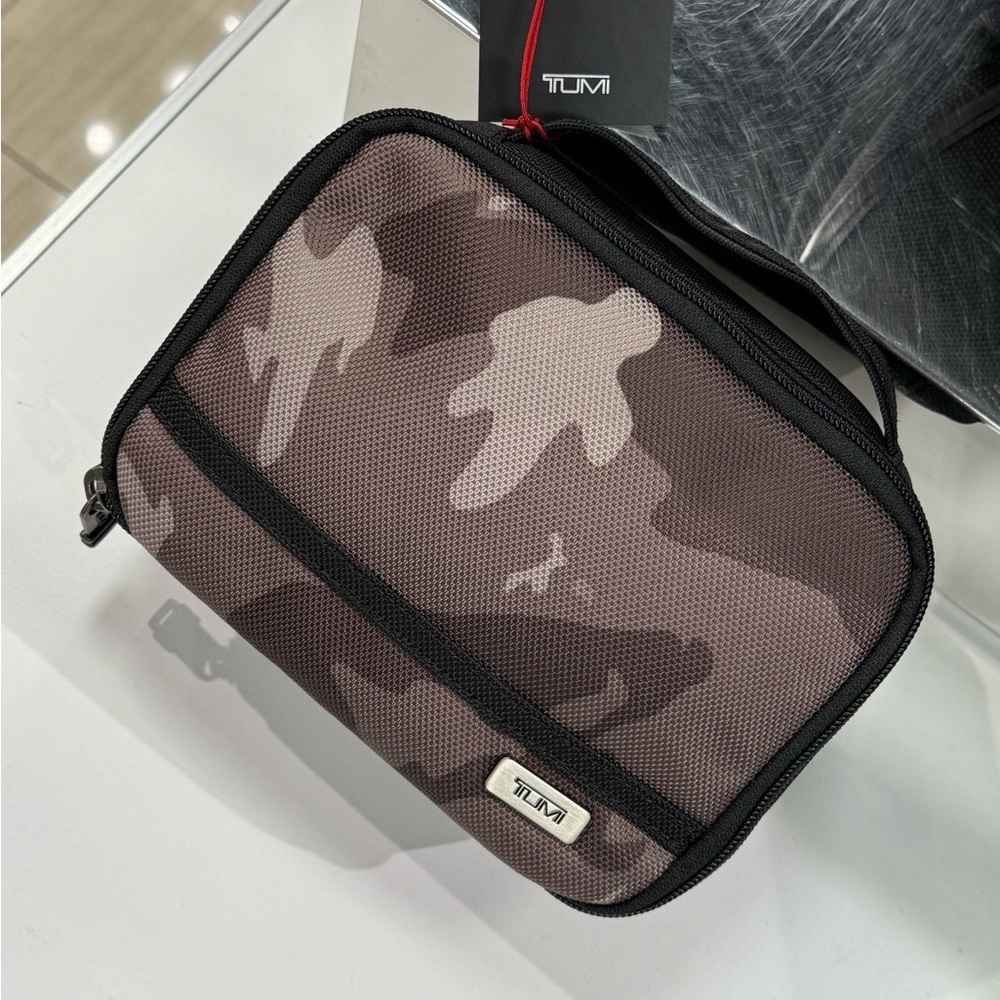 (new+tag) Tumi rare camo travel kit top handle (unisex) - Picture 4 of 11